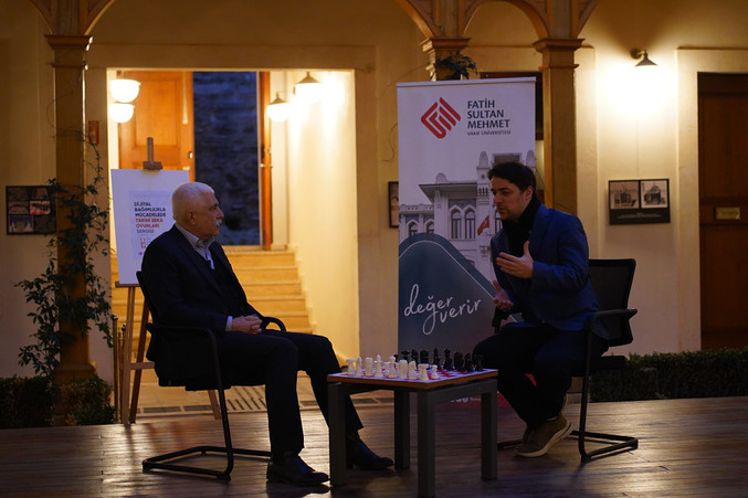 Prof. Dr. Mustafa Kaçar ve Tamer Karatekin'le Ayasofya'da tarihi akıl oyunları ve Şahi satranç taşları sergisi, (Ocak 2024, shatranj.ai projesinin bir parçası olarak)